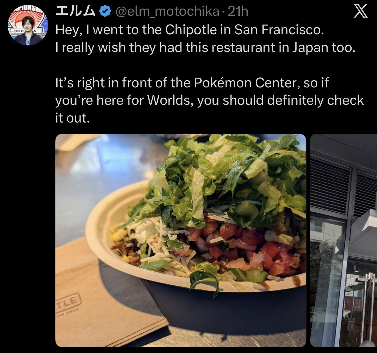 A screenshot of a tweet shows a close-up of a Chipotle bowl filled with lettuce, pico de gallo, and shredded cheese. The tweet text is in English and Japanese, and the user's profile picture is a person with dark hair wearing a red and white jacket.